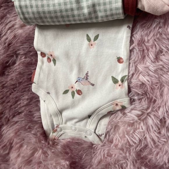 5 pk onesies - Picture 4 of 4